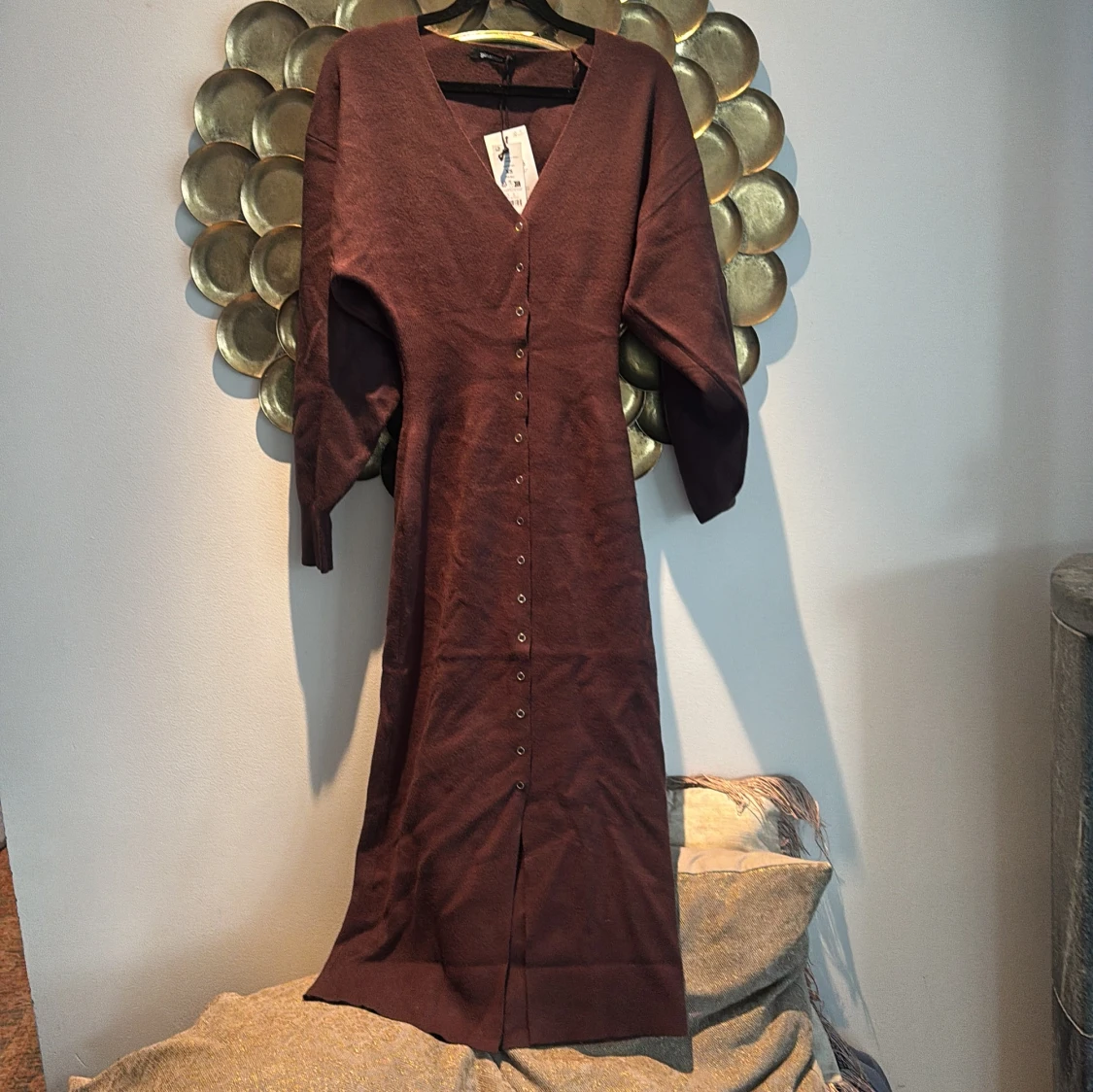 Brun långklänning med knappar constrictors