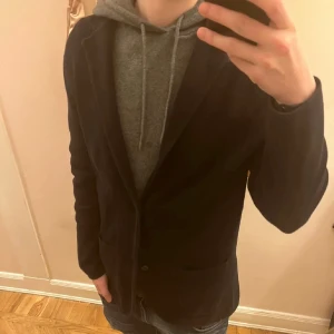 Massimo dutti kavaj - Mörkblå stickad kavaj från Massimo dutti. Bra skick (första bild lånad) 🌟