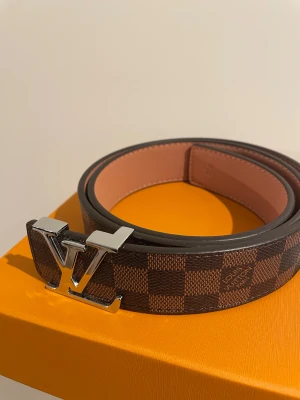 Bälte - Stilrent brunt bälte. Längd 1150mm