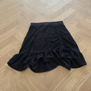 Ginatricot kjol - Oanvänd kjol 