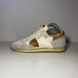 Philippe model runners - Skick 8/10, lite smutsig. Storlek 41 men passar 41,5. Inget og. Gåva ingår vid köp!