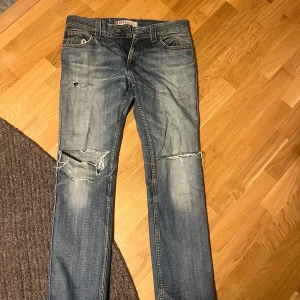 Levis jeans - Skit snygga Jeans från Levis , de har massa slitningar o hål som blir jätte cola när man har på de💕Står Slim men de sitter mer bootcut skulle jag säga💕 Passad något som är 177-175 uppskattar jag , hör av vid frågor 