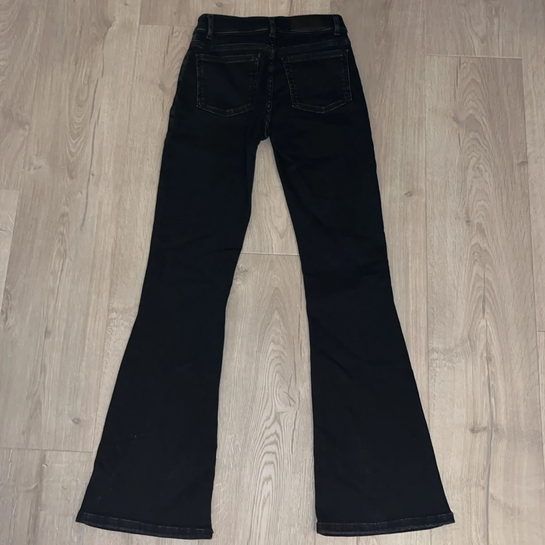 Svarta lågmidjade bootcut jeans från Never Denim - 2