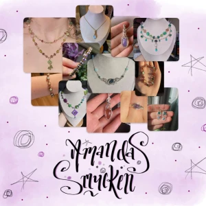 Handgjorda metallvirade smycken  - Unika handgjorda smycken med färgglada stenar i silver-,brons-,koppar och guldfärgad wire. Här finns både ringar och halsband med stenar i grönt, lila, rött, blått, orange och svart. Varje smycke har en snygg swirl-design och passar dig som gillar boho och magisk vibe. Perfekt att ge bort i födelsedagspresent eller julklapp! Pris varierar beroende på smycke och storlek på sten. Kika in mina andra annonser!🥰 Skötselråd: Metallen är känslig för vatten och svett —> risk för att bli missfärgad. 