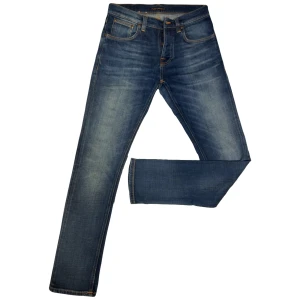 Nudie Jeans, Grim Tim - Säljer nu dessa sjukt feta Nudie Grim Tim i storlek. 30/32. Riktigt snygg tvätt som heter revelation blue, den har också riktigt bra fades som ger en unik känsla. Skick: 10/10 helt nya utan tagg. Nypris på dessa är 1699kr. Säljer för 499. Hör av er vid frågor eller funderingar! 