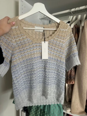 neo nir topp  - super fin topp från neo nir med missoni inspirerat mönster🥺🩷(kostar egentligen 500kr)