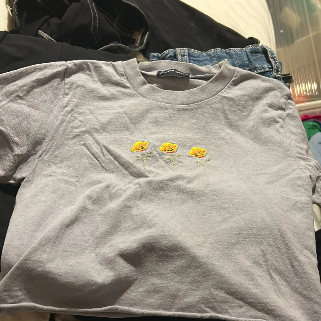 Grå t-shirt med broderade blommor