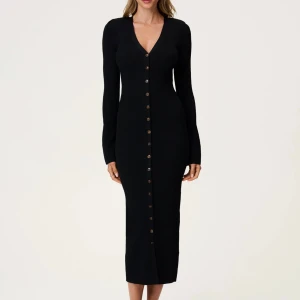 Milano dress från Adoore (svart), 36 - Så snygg svart långklänning från Adoore med v-ringning och långa ärmar i modellen ”Milano dress”. Klänningen har en figurnära passform, snygga knappar hela vägen framtill och lätt utsvängda ärmslut. Klänningen är i nyskick och prislappen är kvar ❣️ Nypris 1695 kr ❣️