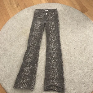 Leopardmönstrade bootcut jeans - Nästa aldrig använda