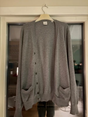 Aspesi cardigan - 🙌säljer nu denna riktigt exklusiva i bland annat kashmir cardigan från Aspesi i storlek 46 (motsvarar S)🙌 Priset är ej hugget i sten, några andra frågor skriv bara❤️