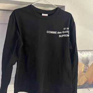 Cdg x supreme longsleeve t shirt  - Nu finns denna Cdg x supreme longsleeve t shirten till salu! Den är i storlek L men passar mer likt en M. OBS den är INTE äkta:) 