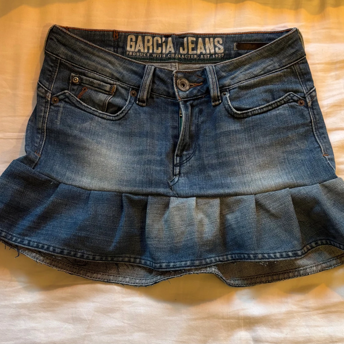Blå jeanskjol med volang från Garcia Jeans