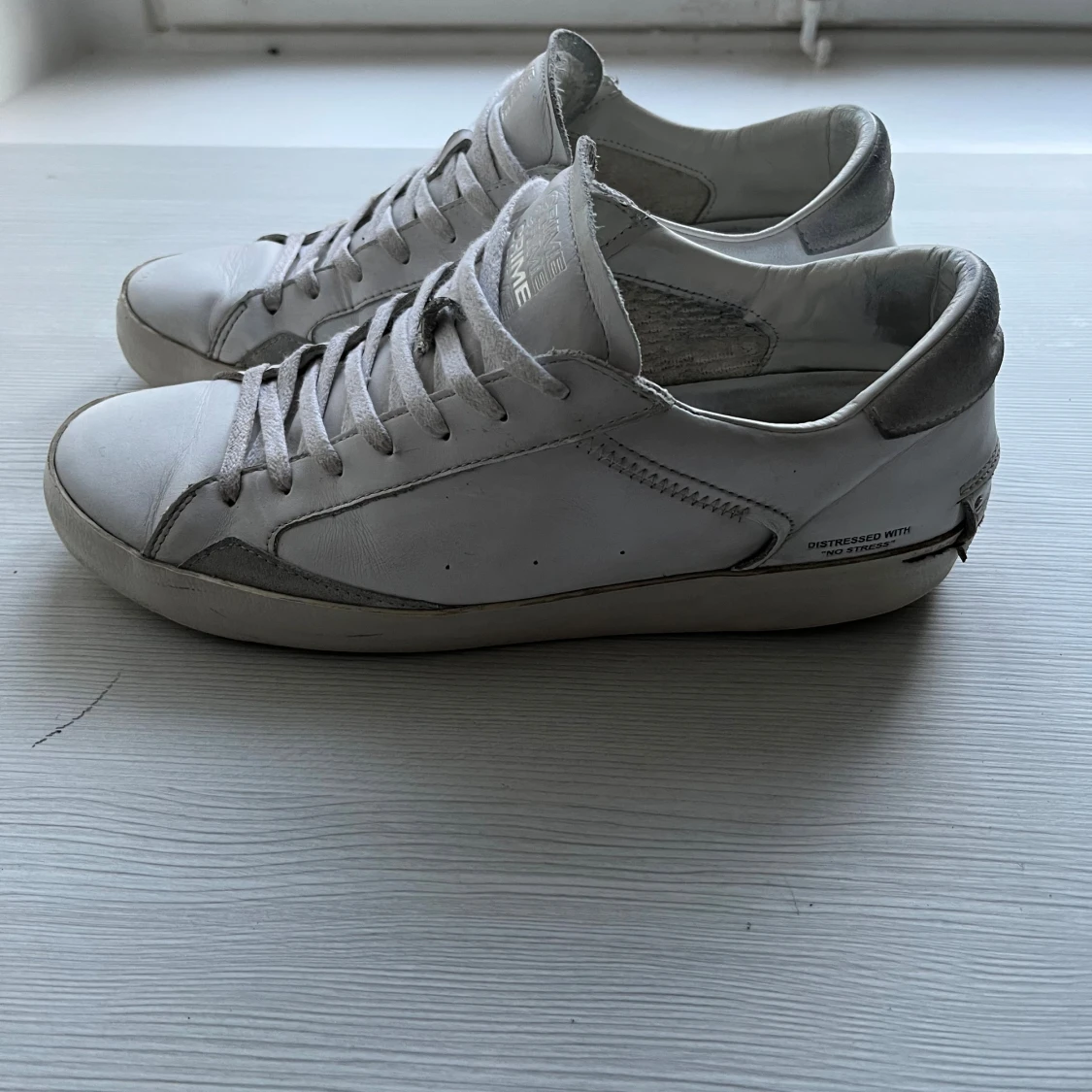 Vita sneakers från Crime London