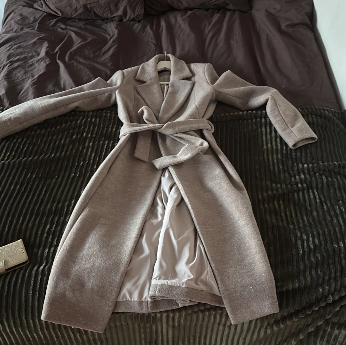 Grå/beige kappa med bälte från ONLY - 1