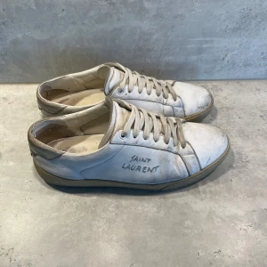 Saint Laurent skor - Saint Laurent skor | Modell: SL/06 | Storlek: EU 42 | Färg: vit | Skick: bra skick (en lagning som är gjord hos skomakare, inget man ser när man använder dem, se sista bilden) | Nypris: 7000kr | Skriv vid frågor och funderingar!