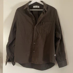 Mörkgrön skjorta från Samsoe Samsoe - Snygg mörkgrön skjorta från Samsoe Samsoe i mjuk bomull. Klassisk modell med knappar framtill, bröstficka och långärmade ärmar. Perfekt för dig som gillar enkel och stilren design med lite slim passform. Är storlek M men passar bättre som S. Knappt använd, nypris 1200kr