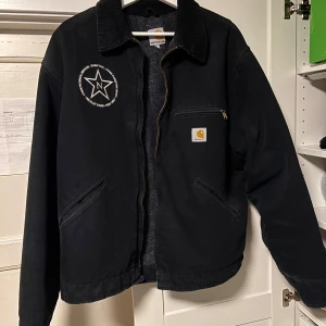 Carhartt 125 anniversary j001 - Preowned. Fint skick. Inte använts mycket sedan jag köpte den. XL men borde passa L