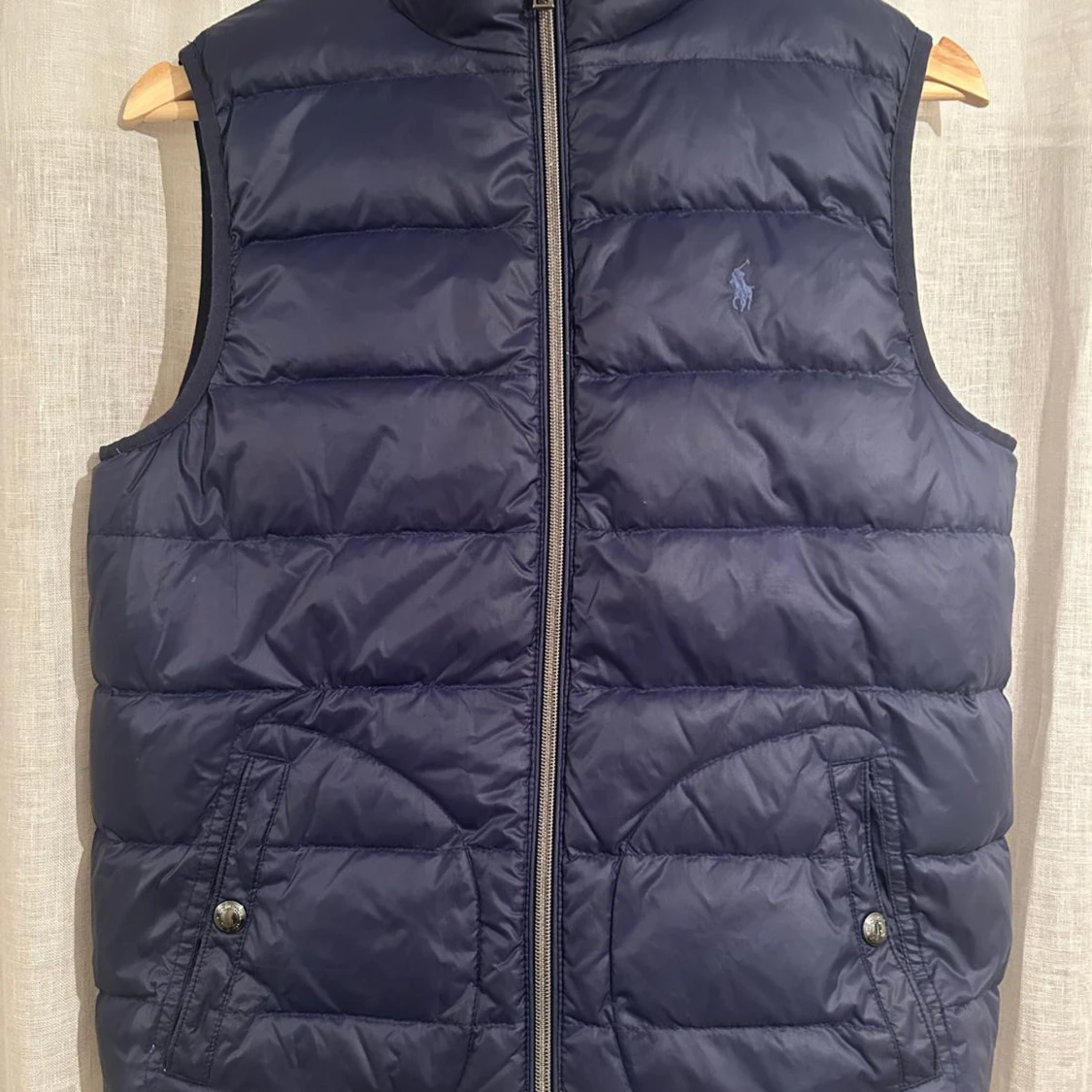 Grå och marinblå dunväst från Polo Ralph Lauren - 3