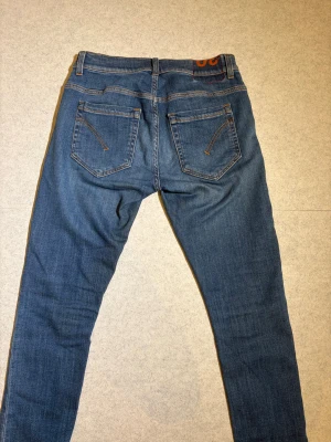 Dondup George  - Feta dondups i moddelen George byxorna är fint skick och mått och bild med det på går att lösa vid intresse byxorna är i ett skönt och strechigt material bara att höra av dig vid frågor och funderingar 