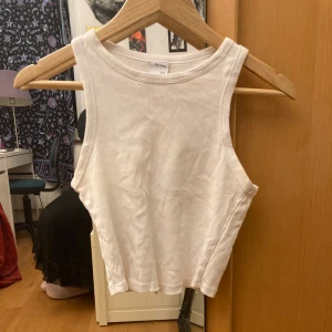 Vit ribbad linnetopp från Bershka - Säljer en vit ribbad linnetopp från Bershka i storlek M, men är mer som en S skulle jag säga. Toppen har en croppad passform. Materialet är mjukt och stretchigt bomull. Använd få gånger. Frakt ingår ej