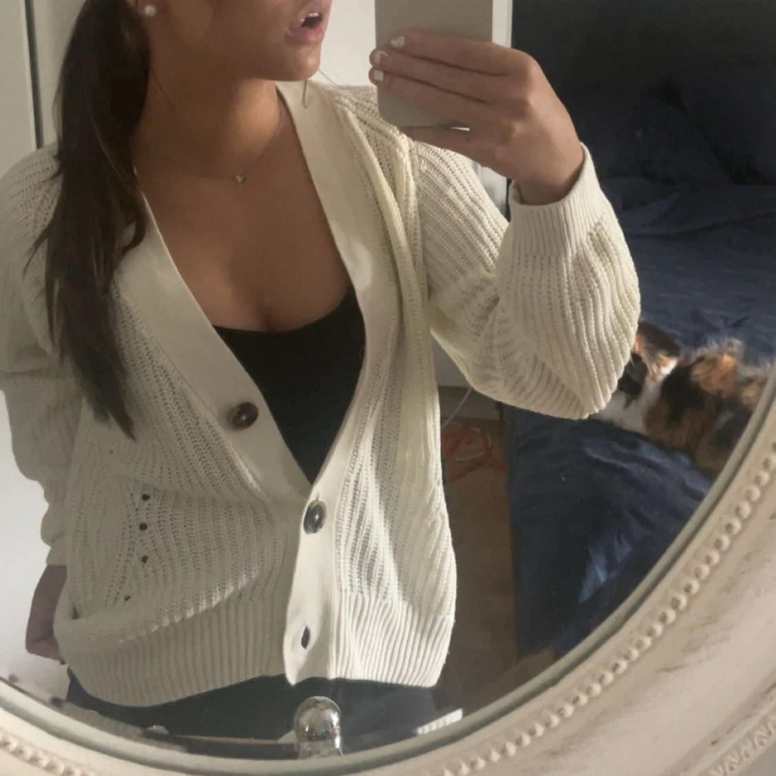 Vit stickad kofta med stora knappar - 1