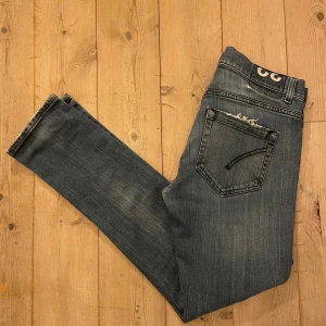 Blå Dondup jeans  - Snygga blå jeans från Dondup med  slitna detaljer på fram- och bakfickor.      Längd 100cm