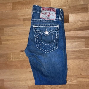 True Religion Ricky Super T Jeans  - Storlek 31 i midja, mycket bra skick, bara ytterst lite heeldrag. Klassiska blåa med vita stygn. 