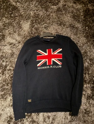 Morris Hoddie - Säljer min Morris Hoddie som är bra kvalité och passar till allt. Den är i bra skicka och använt den fåtal gånger. Fin tröja för dig som gillar still och design märken.