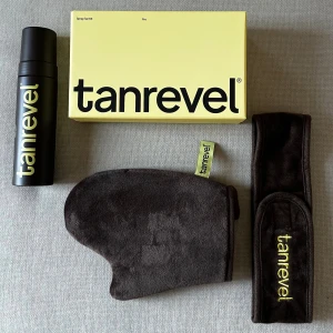Tanrevel Kit - Säljer ett komplett Tanrevel kit med Spray Tan Kit Pro, Self Tan Mousse i färgen Dark Cool (200 ml), en mjuk brun appliceringsvante och ett matchande pannband. Allt är orörd och ej använd, skriv för fler bilder. Inkluderat i kit  Spray Tan Device Pro USB-C Spray Tan Formula Dark Cool 60 ml Self Tan Mousse 200 ml Self Tan Mitt Headband