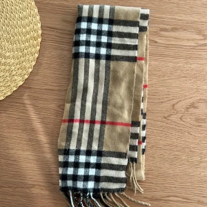 Rutig beige halsduk  - Fin halsduk med liknande tryck som burbery priset är ju Sten skriv kontakta med frågor eller intresse