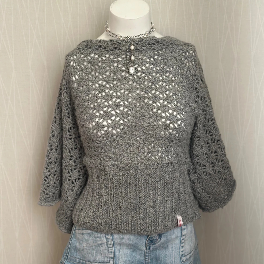 Grå stickad tröja med hålmönster