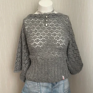 Grå stickad tröja med hålmönster - M/L