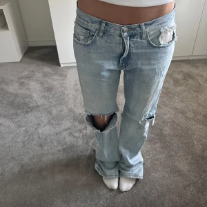 Ljusblå jeans - Säljer ett par ljusblå jeans med slitna detaljer vid knäna och fickorna då de inte kommer till användning ❣️Storlek 40 men små i storleken så passar strl 38