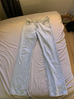 Raka jeans från bikbok - Säljer mina jeans från Bikbok. Dem är hyfsat använda och har några små fläckar på baksidan, annars är dem fina! Storlek: waist 27 length 32.