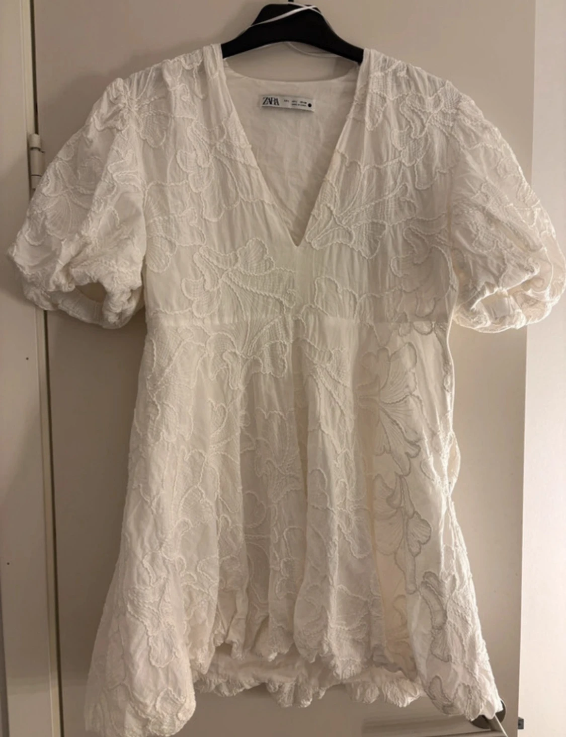 Vit kort klänning med puffärm och blommor - 3