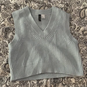Ljusblå stickad väst från H&M - Snygg ljusblå stickad väst från H&M med bred v-ringning och ribbade kanter. Pris går att diskutera!❤️❤️