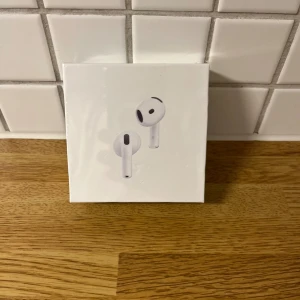 AirPods 4 ANC - Helt nya Apple AirPods 4 med aktiv brusreducering (ANC), originalförpackning och obruten plast. Modell A3057/A3058/A3059. Perfekt för trådlös musik och samtal, kompatibel med USB-C laddning. Inga synliga defekter eller slitage.