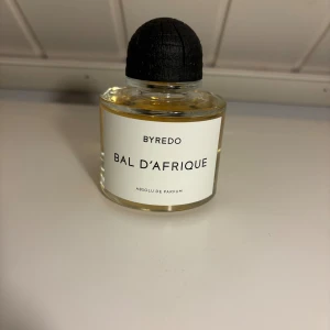 Byredo Bal D’Afrique - Säljer nu splitt på Byredo Bal D’Afrique. Storlekarna som finns är 2,3,5 ml men 10 och 30 går även att lösas. Frakt kan lösas privat eller via plick. Priser|| 120|160|200| Skriv vid minsta lilla fundering🙌
