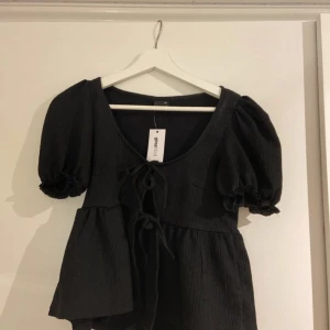 Svart blus med puffärm från Gina Tricot - Supersöt svart blus från Gina Tricot i storlek XS. Aldrig använd! 