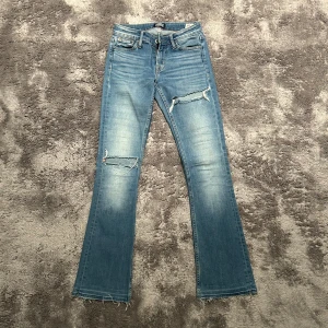 Ljusblå slitna jeans med hål - Snygga lågmidjade jeans från crocker. Köpte på Plick o säljer för de är för korta för mig. Storlek w24 l31. Välanvända men inga defekter, bra skick. Skriv för fler bilder 💞