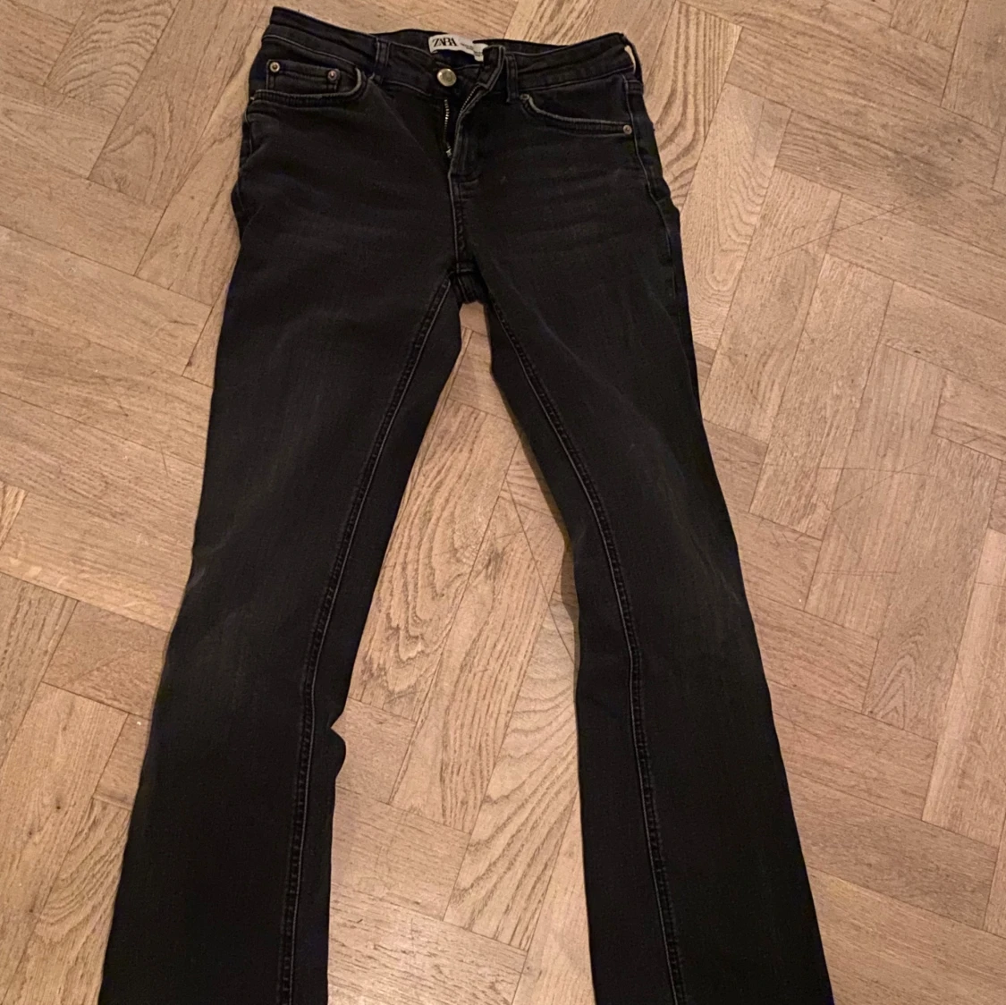 Svarta bootcut jeans från Zara - 1