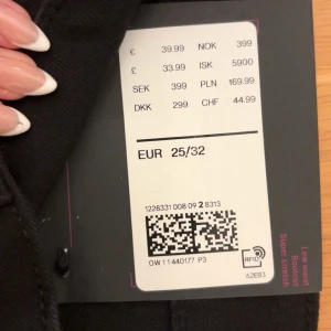 Svarta bootcut jeans från Cheap Monday - Helt nya Cheap Monday jeans med prislapp kvar, aldrig använda! Storlek 25/32. Innerbenslängd är 81cm och midjemått tvärsöver är 35cm!🌟