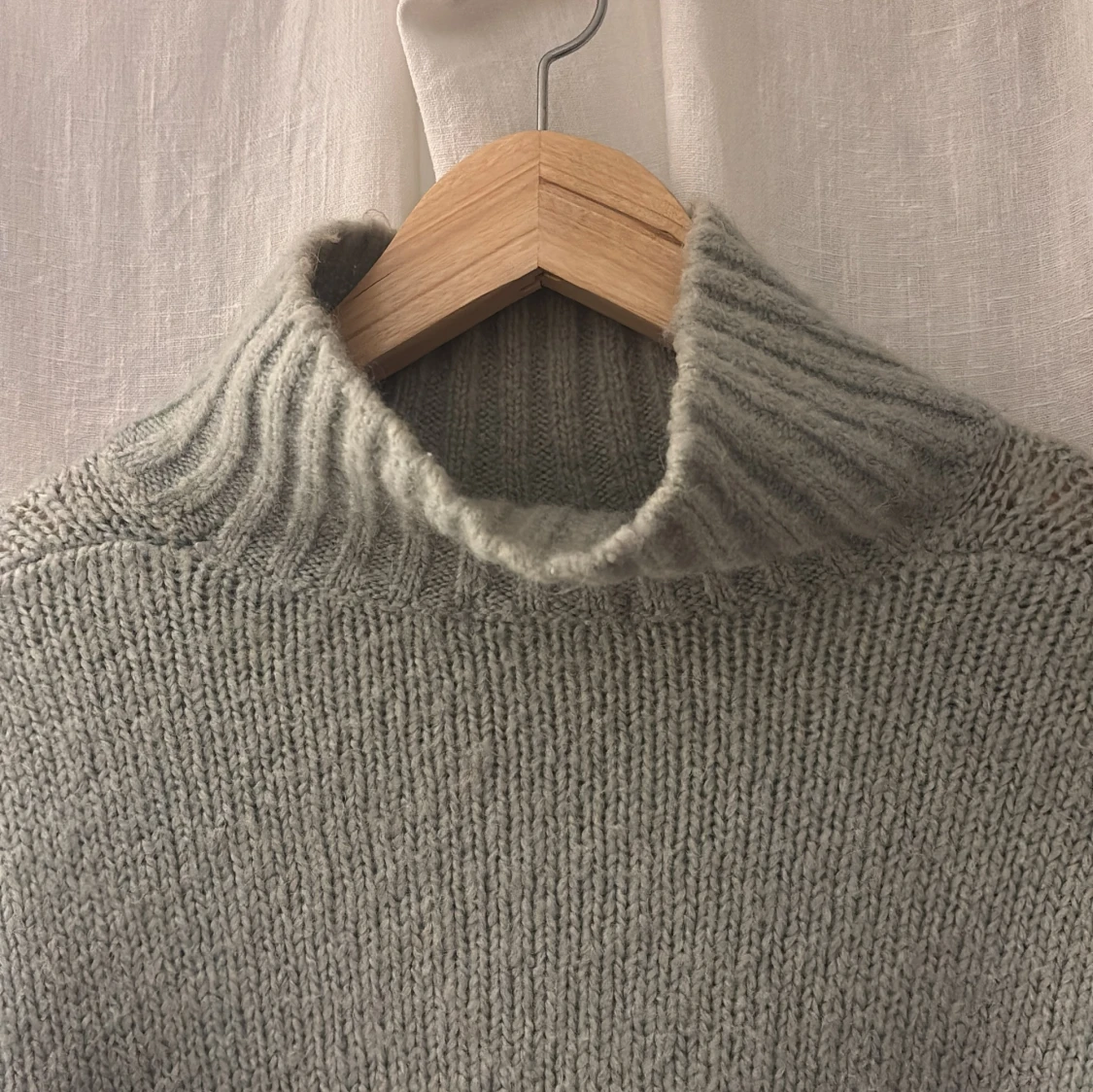 Blågrå stickad polotröja med ribbad krage - 2