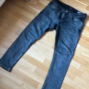 Mörkblåa Replay anbass hyperflex jeans  - Tja! Här har jag ett par feta mörkblåa replay anbass jeans i storlek 34/30. Jeansen har en fet svart wash. Skicket är 9/10 och de har inga defekter eller skador. Hör av dig vid frågor eller vid intresse!🙂