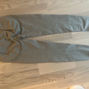 Grå leggings från AWARE - Snygga grå leggings från AWARE med hög midja och tight passform. Materialet är mjukt och stretchigt, perfekt för träning eller chill. Diskret logga på höften och sömlös design som ger en clean look.