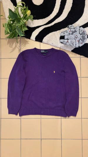 Polo Ralph Lauren stickad tröja  - Ribbstickad sweatshirt från Polo Ralph Lauren i en unik lila färg. Riktigt bra skick. Har en minimal missfärgning enl bild  Hör gärna av dig om du undrar något eller vill komma med bud! ✌🏻