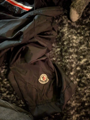Black moncler jacket - Svart Moncler jacka, skickar direkt om inte dagen efter. Ej äkta, men fortfarande fin 