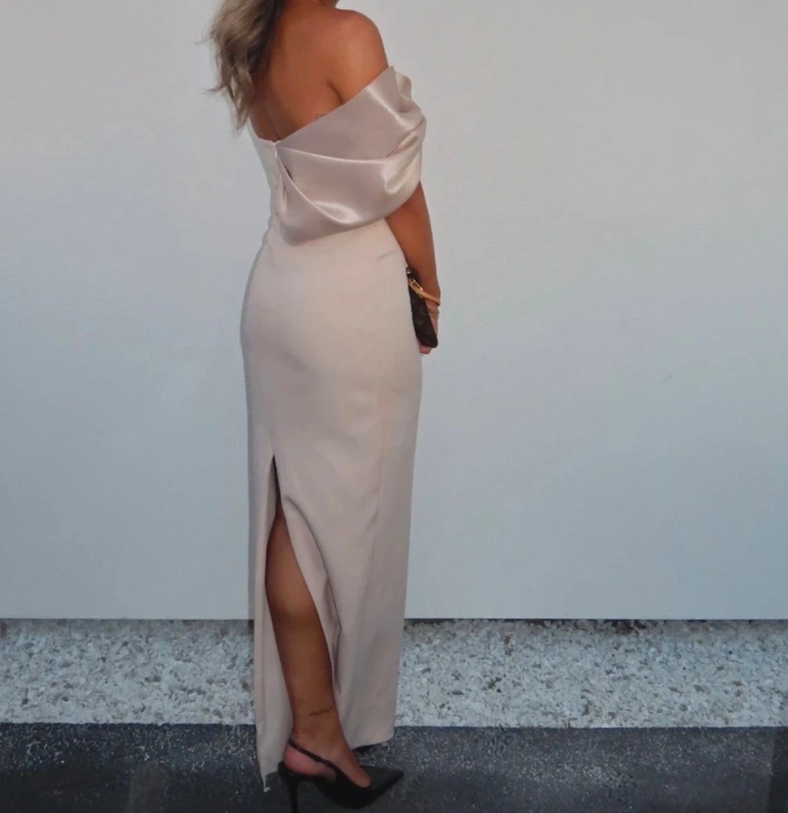 Champagnefärgad offshoulder långklänning - 1