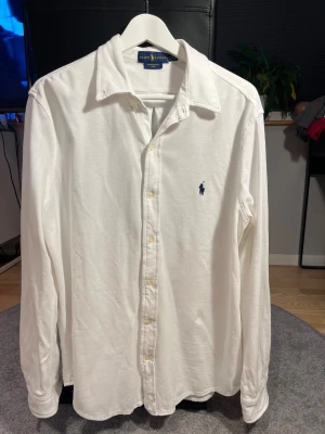 Ralph lauren skjorta storlek L - Hej, säljer min Ralph lauren skjorta i stolek L. Skjortan är endast en gång eftersom att den är för stor för mig. Dkijrtan är i mycket gott skick utan några fläckar. Hör av dig vid fler frågor! 