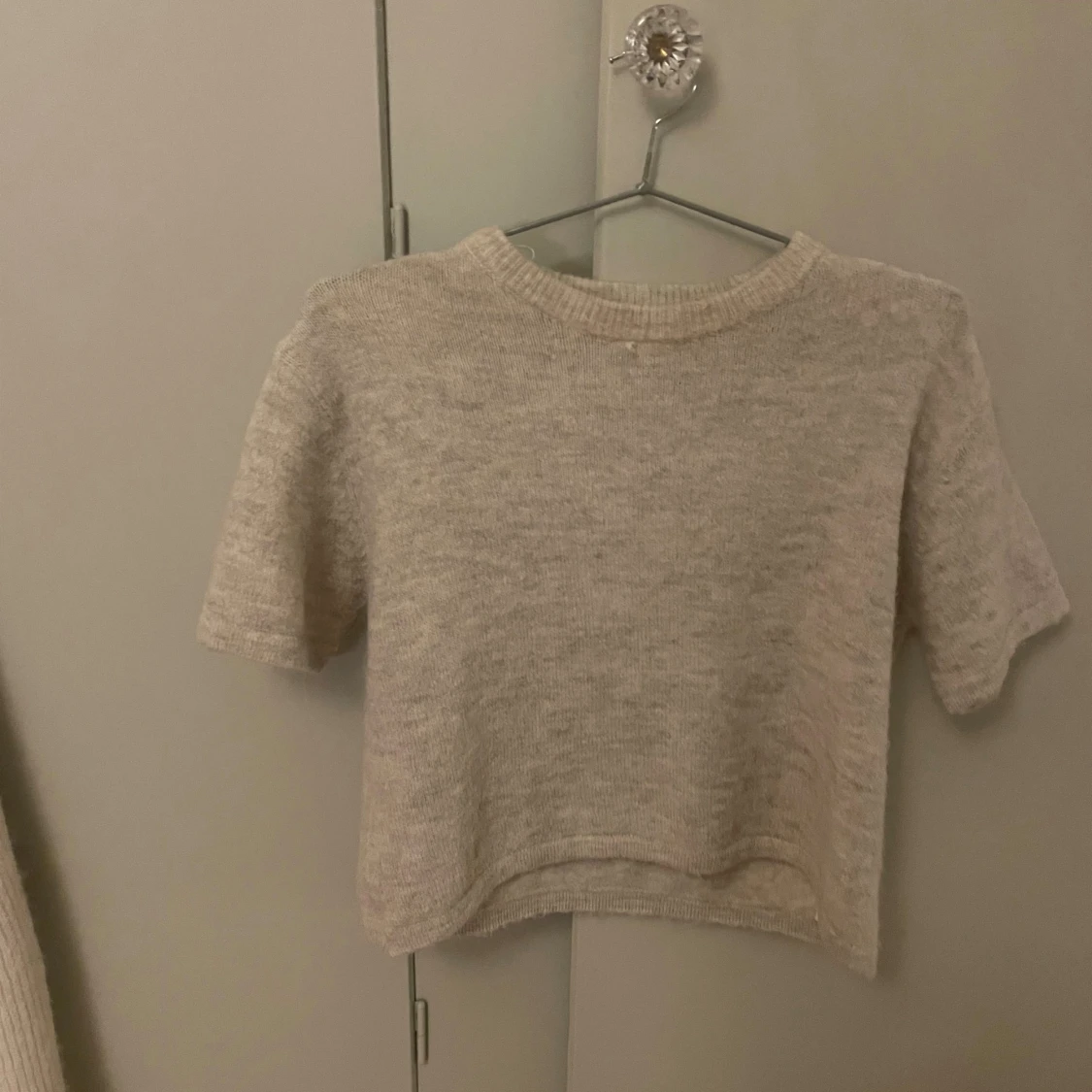 Beige stickad kortärmad tröja